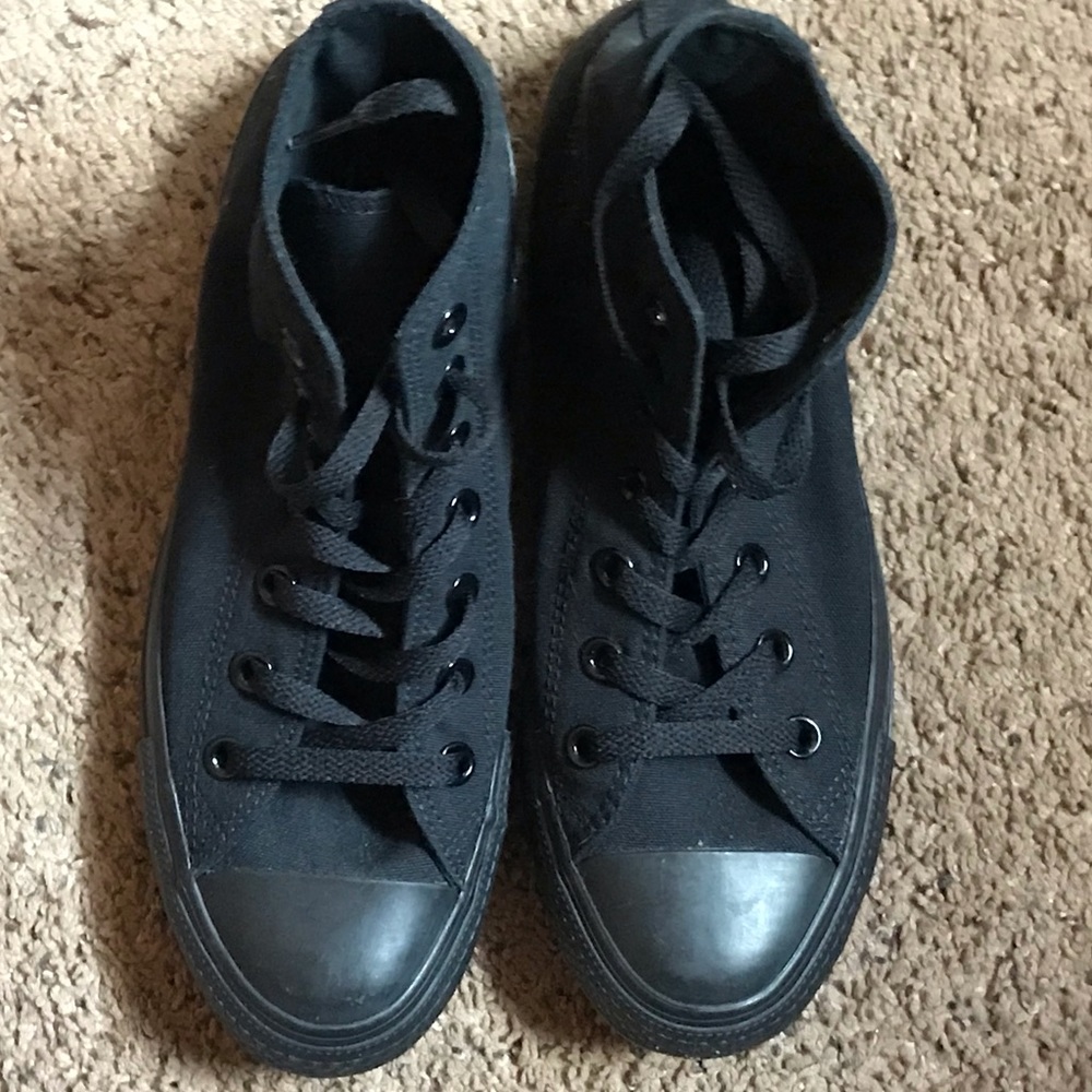 CONVERSE All Black Sneakers